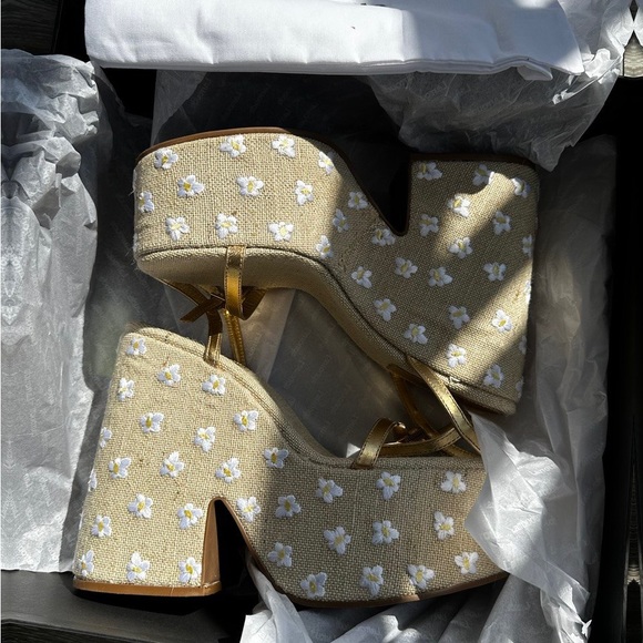 Platform Sandal In Gold Metallic Leather and Raffia - Picture 3 of 10